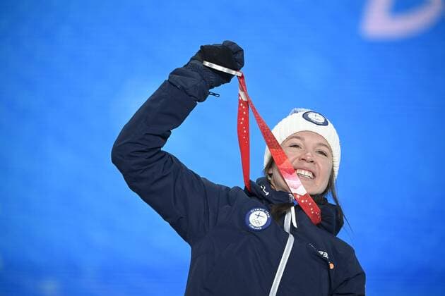 Silver-medalist Kerttu Niskanen of Finland during the victory ceremony of the women s cross-country skiing 10 km at the Beijing Winter Olympic Games, Olympische Spiele, Olympia, OS in Zhangjiakou Medal Plaza on February 10, 2022. Zhangjiakou China LKFTJK20220210135322EZHS  Copyright: xMarkkuxUlanderx