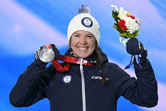 Silver-medalist Kerttu Niskanen of Finland during the victory ceremony of the women s cross-country skiing 10 km at the Beijing Winter Olympic Games, Olympische Spiele, Olympia, OS in Zhangjiakou Medal Plaza on February 10, 2022. Zhangjiakou China LKFTJK20220210140035GVVO  Copyright: xMarkkuxUlanderx