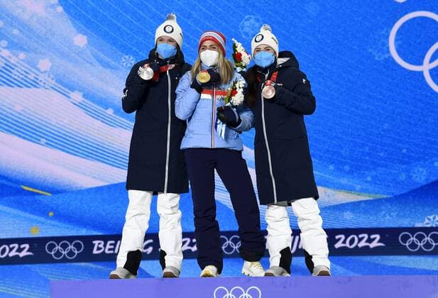 Silver-medalist Kerttu Niskanen of Finland (L to R), gold-medalist Therese Johaug of Norway and bronze-medalist Krista Pärmäkoski of Finland during the victory ceremony of the women s cross-country skiing 10 km at the Beijing Winter Olympic Games, Olympische Spiele, Olympia, OS in Zhangjiakou Medal Plaza on February 10, 2022. Zhangjiakou China LKFTJK20220210140229SBHV  Copyright: xEmmixKorhonenx