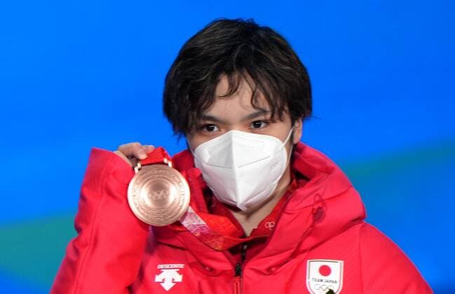 China Olympics 2022 Medal Ceremony 8110421 10.02.2022 Bronze medalist Japan s Shoma Uno poses on the podium during the medal ceremony for the men s Figure skating, Eiskunstlauf single event at the Medals Plaza in Beijing, China. Alexander Vilf Sputnik Beijing China  Copyright: xAlexanderxVilfx