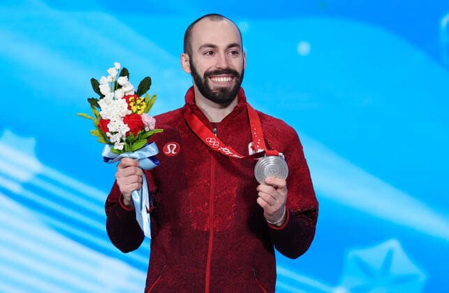 (220210) -- BEIJING, Feb. 10, 2022 -- Silver medalist Steven Dubois of Canada poses during the awarding ceremony of men s 1,500m short track Speed skating, Eisschnelllauf at the Beijing Medals Plaza of the Winter Olympics in Beijing, capital of China, Feb. 10, 2022. ) (BEIJING2022)CHINA-BEIJING-OLYMPIC Winter games, Winterspiele,Spiele, Summer games AWARDING CEREMONY (CN) CaoxCan