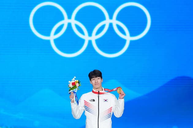 (220210) -- BEIJING, Feb. 10, 2022 -- Gold medalist Hwang Daeheon of South Korea poses during the awarding ceremony of men s 1,500m short track Speed skating, Eisschnelllauf at the Beijing Medals Plaza of the Winter Olympics in Beijing, capital of China, Feb. 10, 2022. ) (BEIJING2022)CHINA-BEIJING-OLYMPIC Winter games, Winterspiele,Spiele, Summer games AWARDING CEREMONY (CN) JuxHuanzong