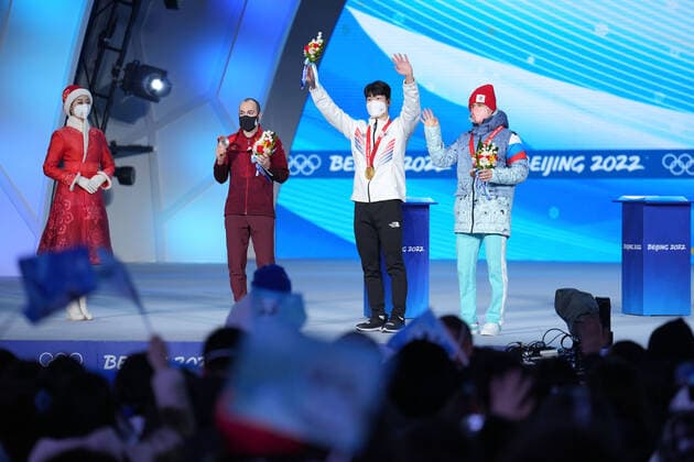 (220210) -- BEIJING, Feb. 10, 2022 -- Gold medalist Hwang Daeheon (2nd R) of South Korea, Silver medalist Steven Dubois (2nd L) of Canada and Bronze medalist Semen Elistratov(1st R) of ROC react during the awarding ceremony of men s 1,500m short track Speed skating, Eisschnelllauf at the Beijing Medals Plaza of the Winter Olympics in Beijing, capital of China, Feb. 10, 2022. ) (BEIJING2022)CHINA-BEIJING-OLYMPIC Winter games, Winterspiele,Spiele, Summer games AWARDING CEREMONY (CN) JuxHuanzong