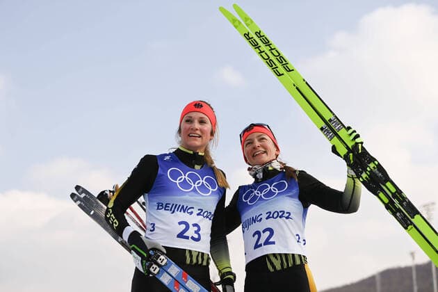 Bilder des Jahres 2022, Sport 02 Februar Sport Themen der Woche KW06 (220210) -- ZHANGJIAKOU, Feb. 10, 2022 -- Laura Gimmler (L) and Katherine Sauerbrey of Germany gesture during cross-country skiing women s 10km classic at National Cross-Country Skiing Centre in Zhangjiakou, north China s Hebei Province, Feb. 10, 2022. ) (BEIJING2022)CHINA-ZHANGJIAKOU-OLYMPIC Winter games, Winterspiele,Spiele, Summer games CROSS-COUNTRY SKIING-WOMEN S 10KM CLASSIC (CN) HuxHuhu 
