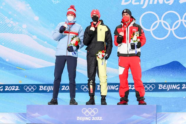 OLYMPICS - Winter Olympic Games, Olympische Spiele, Olympia, OS Beijing 2022 ZHANGJIAKOU,CHINA,10.FEB.22 - OLYMPICS, NORDIC SKIING, NORDIC COMBINED, CROSS COUNTRY - Winter Olympic Games Beijing 2022, 10km Gundersen, men, award ceremony. Image shows Joergen Graabak (NOR), Vinzenz Geiger (GER) and Lukas Greiderer (AUT). Keywords: medal. GEPAxpictures xPatrickxSteiner