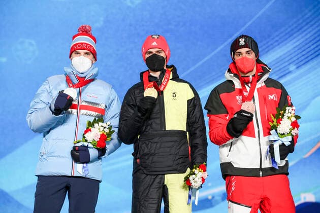 OLYMPICS - Winter Olympic Games, Olympische Spiele, Olympia, OS Beijing 2022 ZHANGJIAKOU,CHINA,10.FEB.22 - OLYMPICS, NORDIC SKIING, NORDIC COMBINED, CROSS COUNTRY - Winter Olympic Games Beijing 2022, 10km Gundersen, men, award ceremony. Image shows Joergen Graabak (NOR), Vinzenz Geiger (GER) and Lukas Greiderer (AUT). Keywords: medal. GEPAxpictures xPatrickxSteiner
