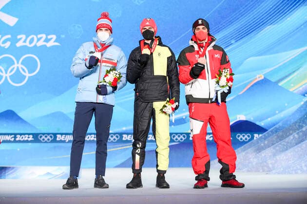 OLYMPICS - Winter Olympic Games, Olympische Spiele, Olympia, OS Beijing 2022 ZHANGJIAKOU,CHINA,10.FEB.22 - OLYMPICS, NORDIC SKIING, NORDIC COMBINED, CROSS COUNTRY - Winter Olympic Games Beijing 2022, 10km Gundersen, men, award ceremony. Image shows Joergen Graabak (NOR), Vinzenz Geiger (GER) and Lukas Greiderer (AUT). Keywords: medal. GEPAxpictures xPatrickxSteiner