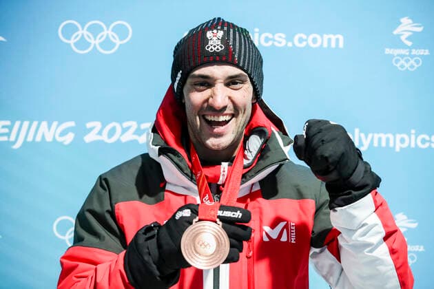 OLYMPICS - Winter Olympic Games, Olympische Spiele, Olympia, OS Beijing 2022 ZHANGJIAKOU,CHINA,10.FEB.22 - OLYMPICS, NORDIC SKIING, NORDIC COMBINED, CROSS COUNTRY - Winter Olympic Games Beijing 2022, 10km Gundersen, men, award ceremony. Image shows Lukas Greiderer (AUT). Keywords: medal. GEPAxpictures xPatrickxSteiner