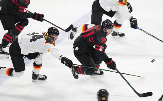 (220210) -- BEIJING, Feb. 10, 2022 -- Jordan Weal of Canada (R) competes during Ice hockey, Eishockey men s Group A match between Canada and Germany at Wukesong Sports Centre in Beijing, capital of China, Feb. 10, 2022. ) (BEIJING2022)CHINA-BEIJING-OLYMPIC Winter games, Winterspiele,Spiele, Summer games ICE HOCKEY-MEN S PRELIMINARY-CANADA VS GERMANY (CN) MengxYongmin 