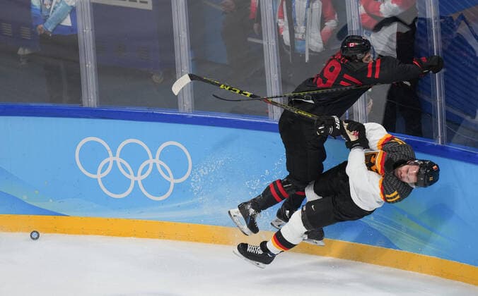 Sport Themen der Woche KW06 Sport Bilder des Tages (220210) -- BEIJING, Feb. 10, 2022 -- Eric O Dell (L) of Canada clashes with Marco Nowak of Germany during Ice hockey, Eishockey men s Group A match between Canada and Germany at Wukesong Sports Centre in Beijing, capital of China, Feb. 10, 2022. ) (BEIJING2022)CHINA-BEIJING-OLYMPIC Winter games, Winterspiele,Spiele, Summer games ICE HOCKEY-MEN S PRELIMINARY-CANADA VS GERMANY (CN) MengxYongmin 