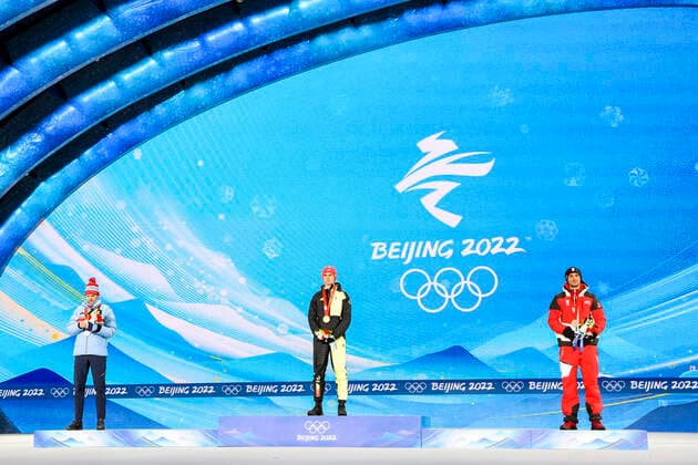 OLYMPICS - Winter Olympic Games, Olympische Spiele, Olympia, OS Beijing 2022 ZHANGJIAKOU,CHINA,10.FEB.22 - OLYMPICS, NORDIC SKIING, NORDIC COMBINED, CROSS COUNTRY - Winter Olympic Games Beijing 2022, 10km Gundersen, men, award ceremony. Image shows Joergen Graabak (NOR), Vinzenz Geiger (GER) and Lukas Greiderer (AUT). Keywords: medal. GEPAxpictures xPatrickxSteiner