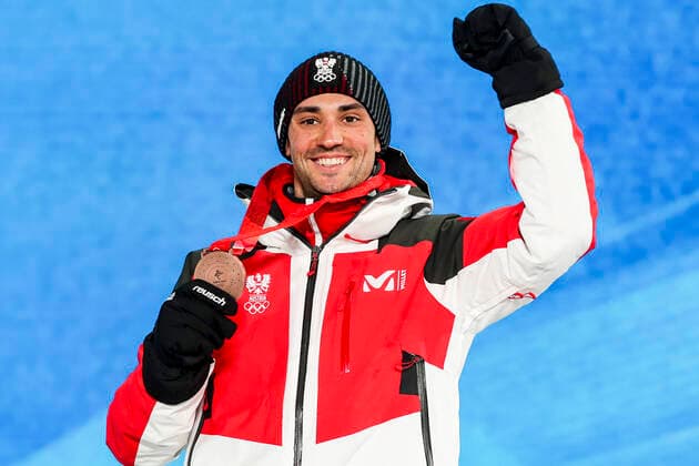 OLYMPICS - Winter Olympic Games, Olympische Spiele, Olympia, OS Beijing 2022 ZHANGJIAKOU,CHINA,10.FEB.22 - OLYMPICS, NORDIC SKIING, NORDIC COMBINED, CROSS COUNTRY - Winter Olympic Games Beijing 2022, 10km Gundersen, men, award ceremony. Image shows the rejoicing of Lukas Greiderer (AUT). Keywords: medal. GEPAxpictures xPatrickxSteiner