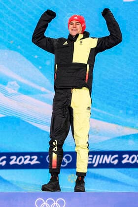 OLYMPICS - Winter Olympic Games, Olympische Spiele, Olympia, OS Beijing 2022 ZHANGJIAKOU,CHINA,10.FEB.22 - OLYMPICS, NORDIC SKIING, NORDIC COMBINED, CROSS COUNTRY - Winter Olympic Games Beijing 2022, 10km Gundersen, men, award ceremony. Image shows the rejoicing of Vinzenz Geiger (GER). GEPAxpictures xPatrickxSteiner
