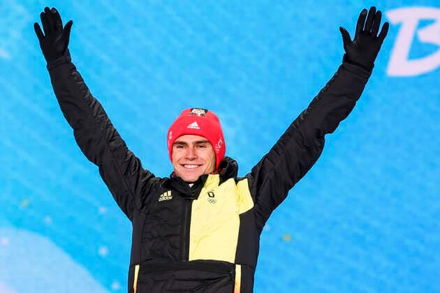 OLYMPICS - Winter Olympic Games, Olympische Spiele, Olympia, OS Beijing 2022 ZHANGJIAKOU,CHINA,10.FEB.22 - OLYMPICS, NORDIC SKIING, NORDIC COMBINED, CROSS COUNTRY - Winter Olympic Games Beijing 2022, 10km Gundersen, men, award ceremony. Image shows the rejoicing of Vinzenz Geiger (GER). GEPAxpictures xPatrickxSteiner