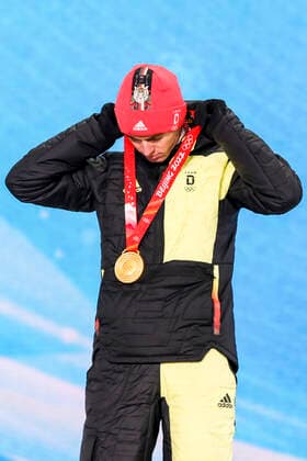 OLYMPICS - Winter Olympic Games, Olympische Spiele, Olympia, OS Beijing 2022 ZHANGJIAKOU,CHINA,10.FEB.22 - OLYMPICS, NORDIC SKIING, NORDIC COMBINED, CROSS COUNTRY - Winter Olympic Games Beijing 2022, 10km Gundersen, men, award ceremony. Image shows Vinzenz Geiger (GER). Keywords: medal. GEPAxpictures xPatrickxSteiner
