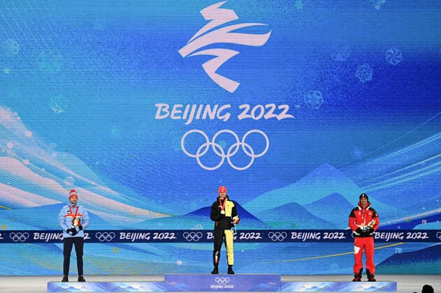 (220210) -- ZHANGJIAKOU, Feb. 10, 2022 -- Gold medalist Vinzenz Geiger (C) of Germany, silver medalist Joergen Graabak (L) of Norway and bronze medalist Lukas Greiderer of Austria pose during the awarding ceremony of Nordic Combined Individual Gundersen Normal Hill 10km at Zhangjiakou Medals Plaza of the Winter Olympics in Zhangjiakou, north China s Hebei Province, Feb. 10, 2022. ) (BEIJING2022)CHINA- ZHANGJIAKOU-OLYMPIC Winter games, Winterspiele,Spiele, Summer games AWARDING CEREMONY (CN) FengxKaihua 