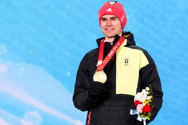OLYMPICS - Winter Olympic Games, Olympische Spiele, Olympia, OS Beijing 2022 ZHANGJIAKOU,CHINA,10.FEB.22 - OLYMPICS, NORDIC SKIING, NORDIC COMBINED, CROSS COUNTRY - Winter Olympic Games Beijing 2022, 10km Gundersen, men, award ceremony. Image shows Vinzenz Geiger (GER). Keywords: medal. GEPAxpictures xPatrickxSteiner