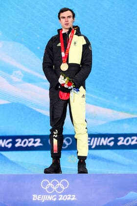 OLYMPICS - Winter Olympic Games, Olympische Spiele, Olympia, OS Beijing 2022 ZHANGJIAKOU,CHINA,10.FEB.22 - OLYMPICS, NORDIC SKIING, NORDIC COMBINED, CROSS COUNTRY - Winter Olympic Games Beijing 2022, 10km Gundersen, men, award ceremony. Image shows Vinzenz Geiger (GER). Keywords: medal. GEPAxpictures xPatrickxSteiner