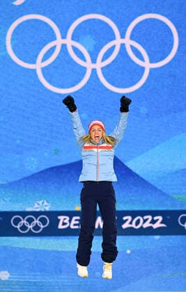 (220210) -- ZHANGJIAKOU, Feb. 10, 2022 -- Gold medalist Therese Johaug of Norway reacts during the awarding ceremony of cross-country skiing women s 10km classic at Zhangjiakou Medals Plaza of the Winter Olympics in Zhangjiakou, north China s Hebei Province, Feb. 10, 2022. ) (BEIJING2022)CHINA- ZHANGJIAKOU-OLYMPIC Winter games, Winterspiele,Spiele, Summer games AWARDING CEREMONY (CN) FengxKaihua 