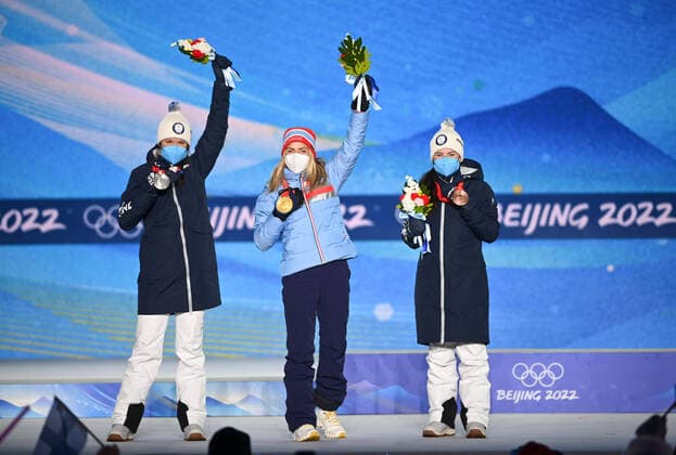 (220210) -- ZHANGJIAKOU, Feb. 10, 2022 -- Gold medalist Therese Johaug (C) of Norway, silver medalist Kerttu Niskanen (L) of Finland and bronze medalist Krista Parmakoski of Finland react during the awarding ceremony of cross-country skiing women s 10km classic at Zhangjiakou Medals Plaza of the Winter Olympics in Zhangjiakou, north China s Hebei Province, Feb. 10, 2022. ) (BEIJING2022)CHINA- ZHANGJIAKOU-OLYMPIC Winter games, Winterspiele,Spiele, Summer games AWARDING CEREMONY (CN) FengxKaihua 