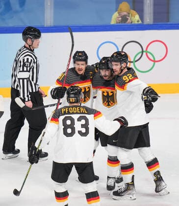 (220210) -- BEIJING, Feb. 10, 2022 -- Athletes of Germany react during Ice hockey, Eishockey men s Group A match between Canada and Germany at Wukesong Sports Centre in Beijing, capital of China, Feb. 10, 2022. ) (BEIJING2022)CHINA-BEIJING-OLYMPIC Winter games, Winterspiele,Spiele, Summer games ICE HOCKEY-MEN S PRELIMINARY-CANADA VS GERMANY (CN) MengxYongmin 