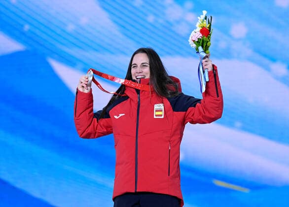 (220210) -- ZHANGJIAKOU, Feb. 10, 2022 -- Silver medalist Queralt Castellet of Spain reacts during the awarding ceremony of women s snowboard halfpipe at Zhangjiakou Medals Plaza of the Winter Olympics in Zhangjiakou, north China s Hebei Province, Feb. 10, 2022. ) (BEIJING2022)CHINA- ZHANGJIAKOU-OLYMPIC Winter games, Winterspiele,Spiele, Summer games AWARDING CEREMONY (CN) DaixTianfang 