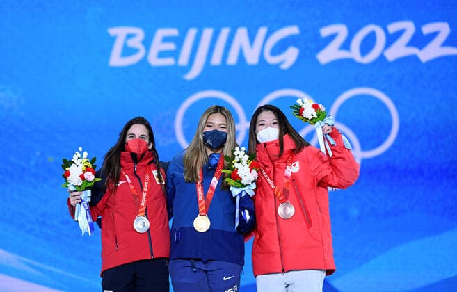 (220210) -- ZHANGJIAKOU, Feb. 10, 2022 -- Gold medalist Chloe Kim (C) of the United States, silver medalist Queralt Castellet (L) of Spain and bronze medalist Tomita Sena of Japan pose during the awarding ceremony of women s snowboard halfpipe at Zhangjiakou Medals Plaza of the Winter Olympics in Zhangjiakou, north China s Hebei Province, Feb. 10, 2022. ) (BEIJING2022)CHINA- ZHANGJIAKOU-OLYMPIC Winter games, Winterspiele,Spiele, Summer games AWARDING CEREMONY (CN) DaixTianfang 