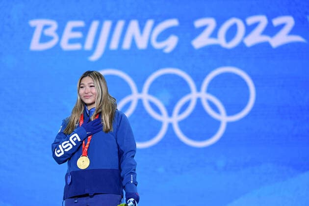 (220210) -- ZHANGJIAKOU, Feb. 10, 2022 -- Gold medalist Chloe Kim of the United States reacts during the awarding ceremony of women s snowboard halfpipe at Zhangjiakou Medals Plaza of the Winter Olympics in Zhangjiakou, north China s Hebei Province, Feb. 10, 2022. ) (BEIJING2022)CHINA- ZHANGJIAKOU-OLYMPIC Winter games, Winterspiele,Spiele, Summer games AWARDING CEREMONY (CN) DaixTianfang 