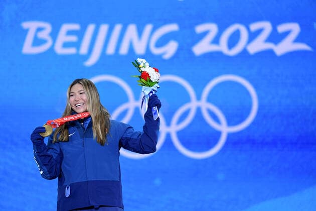(220210) -- ZHANGJIAKOU, Feb. 10, 2022 -- Gold medalist Chloe Kim of the United States poses during the awarding ceremony of women s snowboard halfpipe at Zhangjiakou Medals Plaza of the Winter Olympics in Zhangjiakou, north China s Hebei Province, Feb. 10, 2022. ) (BEIJING2022)CHINA- ZHANGJIAKOU-OLYMPIC Winter games, Winterspiele,Spiele, Summer games AWARDING CEREMONY (CN) DaixTianfang 