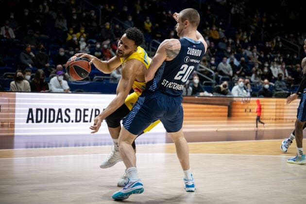 Basketball Berlin 02 02 2022 Season 2021 2022 Euroleague Regular Season Alba Berlin Zenit St Petersburg Johannes Thiemann Alba Berlin, No 32 Andrey Zubkov St Petersburg, No 20