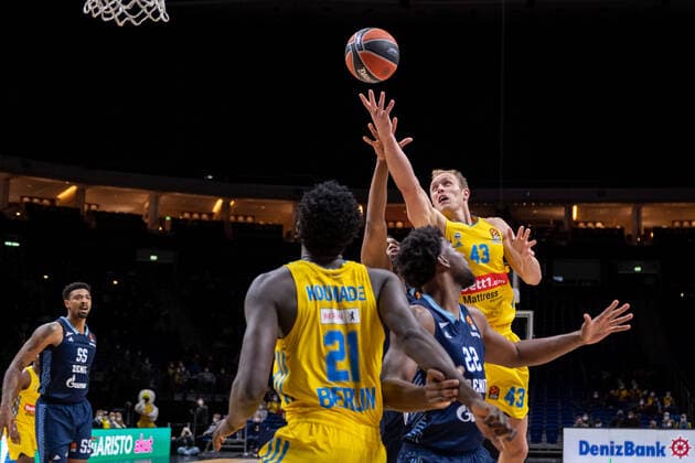 Basketball Berlin 02 02 2022 Season 2021 2022 Euroleague Regular Season Alba Berlin Zenit St Petersburg Luke Sikma Alba Berlin, No 43 Alex Poythress St Petersburg, No 22 Christ Koumadje Alba Berlin, No 21