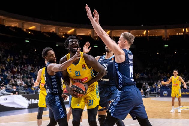 Basketball Berlin 02 02 2022 Season 2021 2022 Euroleague Regular Season Alba Berlin Zenit St Petersburg Christ Koumadje Alba Berlin, No 21 Mindaugas Kuzminskas St Petersburg, No 19 Jordan Mickey St Petersburg, No 55 Jordan Loyd St Petersburg, No 02