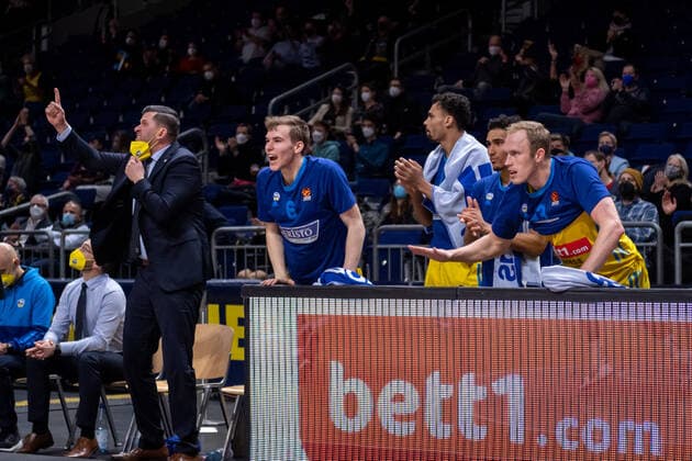 Basketball Berlin 02 02 2022 Season 2021 2022 Euroleague Regular Season Alba Berlin Zenit St Petersburg Cheers Alba Sebastian Trzcionka Alba Berlin, assistant coach Malte Delow Alba Berlin, No 06 Oscar Da Silva Alba Berlin, No 01 Maodo Lo Alba Berlin, No 00 Luke Sikma Alba Berlin, No 43 vlnr