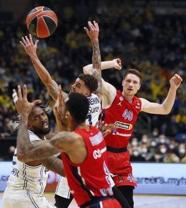 Israel Basketball Euroleague Maccabi - CSKA 8110897 10.02.2022 CSKA s Joel Bolomboy and CSKA s Marius Grigonis struggle for a ball during the Euroleague basketball match between Maccabi Tel-Aviv and CSKA Moscow, in Tel-Aviv, Israel. Mikhail Serbin Sputnik Tel-Aviv Israel  Copyright: xMikhailxSerbinx