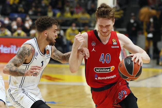 Israel Basketball Euroleague Maccabi - CSKA 8110899 10.02.2022 CSKA s Marius Grigonis, right, struggles for a ball during the Euroleague basketball match between Maccabi Tel-Aviv and CSKA Moscow, in Tel-Aviv, Israel. Mikhail Serbin Sputnik Tel-Aviv Israel  Copyright: xMikhailxSerbinx