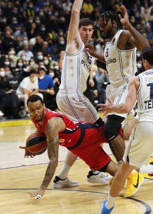 Israel Basketball Euroleague Maccabi - CSKA 8110900 10.02.2022 CSKA s Joel Bolomboy, left, struggles for a ball during the Euroleague basketball match between Maccabi Tel-Aviv and CSKA Moscow, in Tel-Aviv, Israel. Mikhail Serbin Sputnik Tel-Aviv Israel  Copyright: xMikhailxSerbinx