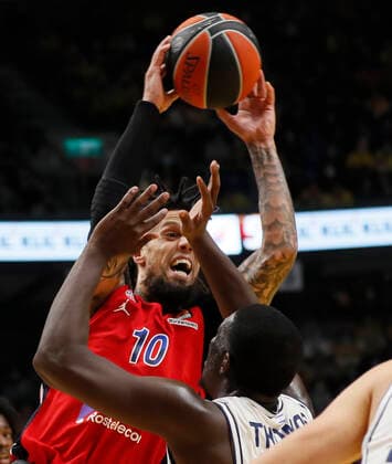 Israel Basketball Euroleague Maccabi - CSKA 8110902 10.02.2022 CSKA s Daniel Hackett struggles for a ball during the Euroleague basketball match between Maccabi Tel-Aviv and CSKA Moscow, in Tel-Aviv, Israel. Mikhail Serbin Sputnik Tel-Aviv Israel  Copyright: xMikhailxSerbinx