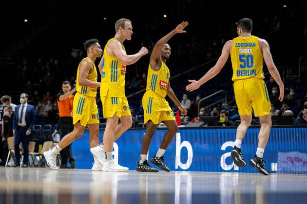 Basketball Berlin 02 02 2022 Season 2021 2022 Euroleague Regular Season Alba Berlin Zenit St Petersburg Cheers Alba Jaleen Smith Alba Berlin, No 03 Javel Zoosman Alba Berlin, No 50 Luke Sikma Alba Berlin, No 43 Maodo Lo Alba Berlin, No 00