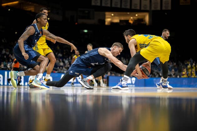 Basketball Berlin 02 02 2022 Euroleague Regular Season 2021 2022 Alba Berlin Zenit St Petersburg Tamir Blatt Alba Berlin, No 45 Anton Pushkov St Petersburg, No 14