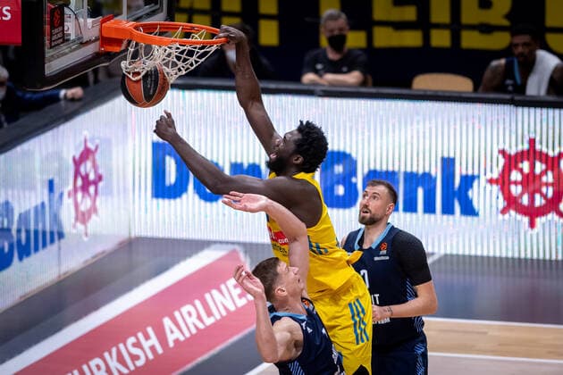 Basketball Berlin 02 02 2022 Season 2021 2022 Euroleague Regular Season Alba Berlin Zenit St Petersburg Christ Koumadje Alba Berlin, No 21 Anton Pushkov St Petersburg, No 14 Sergey Karasev St Petersburg, No 07