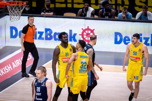Basketball Berlin 02 02 2022 Season 2021 2022 Euroleague Regular Season Alba Berlin Zenit St Petersburg Jubel Alba Christ Koumadje Alba Berlin, No 21 Johannes Thiemann Alba Berlin, No 32