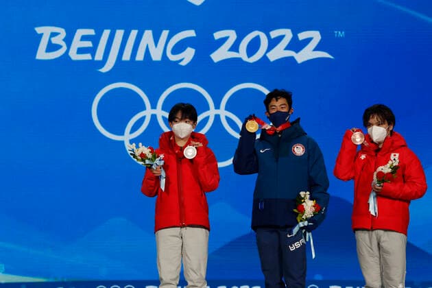 2022 Olympic Winter games, Winterspiele,Spiele, Summer games Figure skating, Eiskunstlauf BEIJING, CHINA, FEB 10: Yuma Kagiyama (JON) celebrates winning the silver medal, Nathen Chen (USA) celebrates winning the gold medal and Shoma celebrates winning the bronze medal during the medals ceremony for Men s Figure Skating at the Beijing 2022 Olympic Winter Games at Beijing Medals Plaza. Beijing Beijing Medals Plaza China 7154_252127 Copyright: xDavidxMcIntyre PentaxPressx