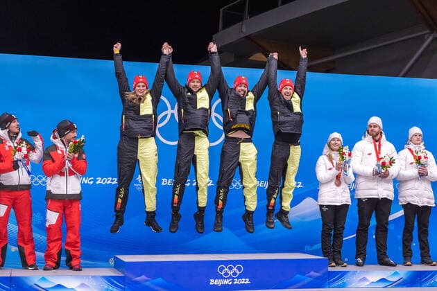CHN, Olympische Winterspiele, Peking 2022 10.02.2022, National Sliding Centre, Yanqing, CHN, Olympische Winterspiele, Peking 2022, Rodeln, Teamstaffel, Medaillen Zeremonie, im Bild Goldmedaillengewinner und Olympiasieger Team Deutschland mit Natalie Geisenberger (GER), Johannes Ludwig (GER), Tobias Wendl und Tobias Arlt (GER) Gold medalist and Olympic champion Team Germany with Natalie Geisenberger (GER) Johannes Ludwig (GER) Tobias Wendl und Tobias Arlt (GER) during the Medal Award Ceremony of Team Relay Competition for the Winter Olympic Games, Olympische Spiele, Olympia, OS Beijing 2022. National Sliding Centre in Yanqing, China on 2022 02 10. Yanqing China National Sliding Centre *** CHN, Winter Olympics, Beijing 2022 10 02 2022, National Sliding Centre, Yanqing, CHN, Winter Olympics, Beijing 2022, Luge, Team Relay, Medal Ceremony, in picture Gold medalist and Olympic champion Team Germany with Natalie Geisenberger GER , Johannes Ludwig GER , Tobias Wendl and Tobias Arlt GER Gold medalist and Olympic champion Team Germany with Natalie Geisenberger GER Johannes Ludwig GER Tobias Wendl and Tobias Arlt GER during the Medal Award Ceremony of Team Relay Competition for the Winter Olympic Games Beijing 2022 National Sliding Centre in Yanqing, China on 2022 02 10 Yanqing China National Sliding Centre