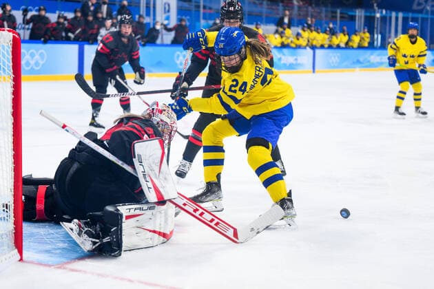 220211 Goaltender Emerance Maschmeyer of Canada and Felizia Wikner Zienkiewicz of Sweden in an ice hockey quarter final game between Canada and Sweden during day 7 of the 2022 Winter Olympics on February 11, 2022 in Beijing Photo Maxim Thore BILDBYRAN kod MT MT0318 ice hockey ice hockey olympic games olympics winter olympics os ol olympic games winter os olympic games Beijing Beijing 2022 Beijing 2022 Beijing 2022 Olympic Games Beijing 2022 Winter Olympic Games Beijing Os Beijing ol Winter ol 7 bbeng dam quarter final sweden sweden canada,  Copyright: MAXIMxTHORE BB220211MT111