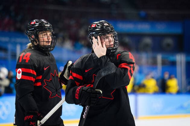 220211 Renata Fast and Blayre Turnbull of Canada in an ice hockey quarter final game between Canada and Sweden during day 7 of the 2022 Winter Olympics on February 11, 2022 in Beijing Photo Maxim Thore BILDBYRAN kod MT MT0318 ice hockey ice hockey olympic games olympics winter olympics os ol olympics winter os olympics peking peking peking 2022 beijing 2022 beijing 2022 olympic games beijing 2022 winter olympic games beijing os beijing ol winter ol 7 bbeng dam quarter final sweden sweden canada,  Copyright: MAXIMxTHORE BB220211MT117