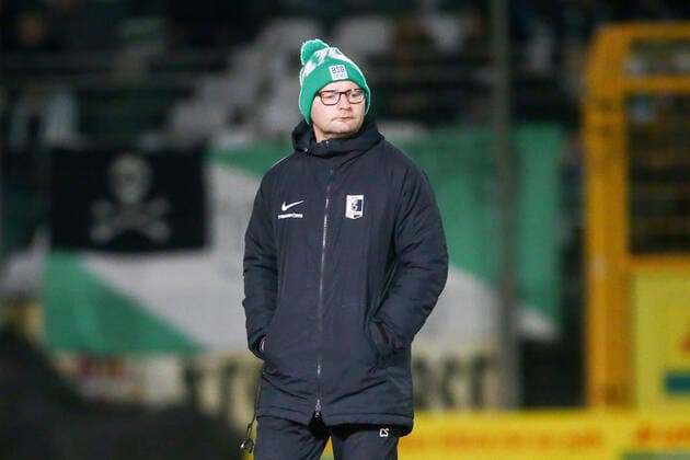 Leipzig, 09.02.2022, Alfred-Kunze-Sportpark, Fußball, Männer, Regionalliga Nordost, Saison 2021 2022, 22. Spieltag , BSG Chemie Leipzig - ZFC Meuselwitz , Im Bild v.l.: Co-Trainer Christian Sobottka (Chemie) vertritt den erkrankten Cheftrainer Miroslav Jagatic ,