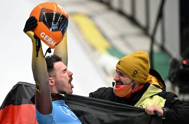 ?hina Olympics 2022 Skeleton Men 8111662 11.02.2022 Germany s Axel Jungk celebrates winning the silver medal after the men s skeleton heats during the Beijing 2022 Winter Olympic Games, Olympische Spiele, Olympia, OS at the National Sliding Centre in Yanqing, China. Vladimir Astapkovich Sputnik Yanqing China  Copyright: xVladimirxAstapkovichx