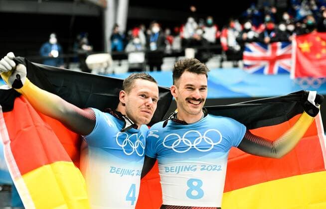 ?hina Olympics 2022 Skeleton Men 8111825 11.02.2022 Gold medalist Germany s Christopher Grotheer and silver medalist Germany s Axel Jungk celebrate after the men s skeleton heats during the Beijing 2022 Winter Olympic Games, Olympische Spiele, Olympia, OS at the National Sliding Centre in Yanqing, China. Vladimir Astapkovich Sputnik Beijing China  Copyright: xVladimirxAstapkovichx