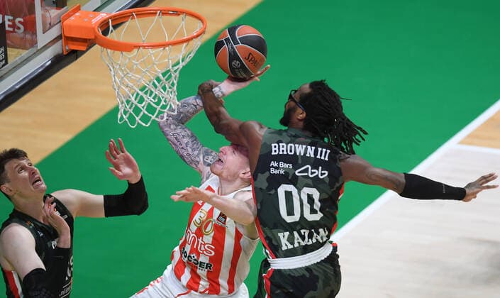 Basketball, EuroLeague, Unics Kasan - Roter Stern Belgrad Russia Basketball Euroleague UNICS - Crvena Zvezda 8111800 11.02.2022 From left, UNICS Andrey Vorontsevich, Crvena Zvezda s Aaron White and UNICS John Brown struggle for a ball during the Euroleague basketball match between UNICS Kazan and Crvena Zvezda Belgrade, in Kazan, Russia s Republic of Tatarstan, Russia. Maksim Bogodvid Sputnik Kazan Republic of Tatarstan Russia  Copyright: xMaksimxBogodvidx