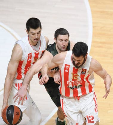 Basketball, EuroLeague, Unics Kasan - Roter Stern Belgrad Russia Basketball Euroleague UNICS - Crvena Zvezda 8111804 11.02.2022 From left, Crvena Zvezda s Luka Mitrovic, UNICS Dmitrij Uzinskij, and Crvena Zvezda s Nikola Kalinic struggle for a ball during the Euroleague basketball match between UNICS Kazan and Crvena Zvezda Belgrade, in Kazan, Russia s Republic of Tatarstan, Russia. Maksim Bogodvid Sputnik Kazan Republic of Tatarstan Russia  Copyright: xMaksimxBogodvidx